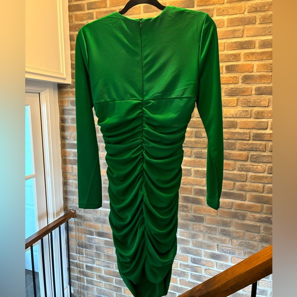 Beautiful Green Dress with a cutout. - Picture 3 of 6